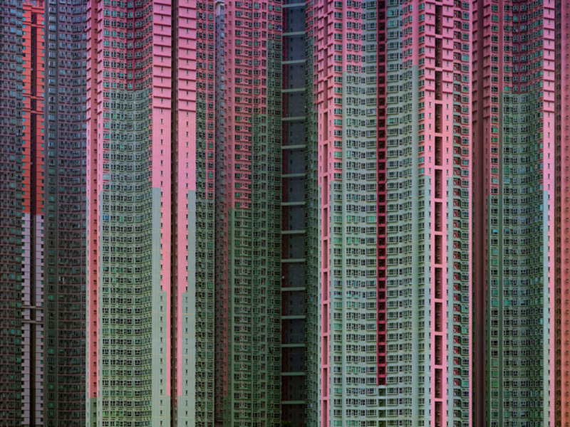 Illustration for article titled These Surreal Photos of Hong Kong's Aging Towers Aren't Doctored